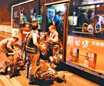 昨日凌晨2时，多位乘客搭乘703路通宵公交记者张宁摄 - 新浪湖北