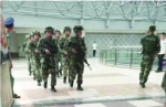 武警战士赶来支援 视频截图 - 新浪湖北