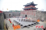 《入城仪式》在古朴的城墙脚下上演　欧阳健　摄 - Hb.Chinanews.Com