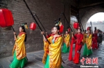 古城墙下的入城仪式 欧阳健 摄 - Hb.Chinanews.Com