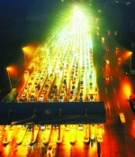 昨晚9时30分，武鄂高速公路龚家岭收费站出城车流排成长龙   记者胡九思 摄 - 新浪湖北
