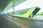 BRT快速公交站台雏形初现，造型靓丽 记者胡九思 摄 - 新浪湖北