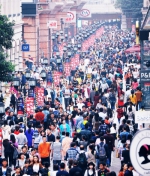 长假第二天，楚河汉街迎来了四面八方的游客。    记者李子云 摄 - 新浪湖北