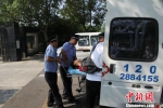 民警将孕妇顺利送至医院120急救车上 郭建军 摄 - 新浪湖北