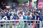 昨日，地铁4号线武昌火车站站C入口处，返程客流排队进站。记者苗剑 摄 - 新浪湖北