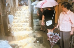 基隆：楼梯变瀑布。台湾《联合报》记者游明煌／摄影 - Hb.Chinanews.Com