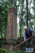 聂正远在红军烈士墓地除草（2016年10月14日摄）。新华社记者江宏景 摄 - 新浪湖北