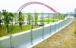 国产“抗洪神器”——拼装式防洪墙在汉投入使用。新华社图 - 新浪湖北