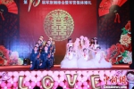 图为，新郎新娘摆出“10”造型 吴稀 摄 - Hb.Chinanews.Com