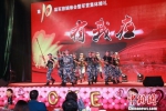 图为，部队官兵表演节目 吴稀 摄 - Hb.Chinanews.Com