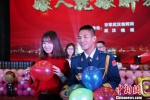 图为，男女嘉宾同做气球接力游戏 李明 摄 - Hb.Chinanews.Com