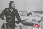 1965年任军长时在丹东机场参加飞行(资料图)。　资料图 摄 - Hb.Chinanews.Com