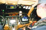 “隐形战车”装载各类高科技监控、抓拍、影像传输、测速等设施。 通讯员丁其刚 摄 - 新浪湖北