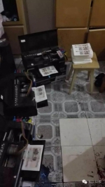 刘某和郭某住处客厅摆放的打印机和部分半成品20元假钞。陈龙摄 - 新浪湖北