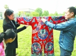 叶洪光与他收集的刺绣服装。图片由叶洪光本人提供 - 新浪湖北
