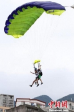 资料图：陈行甲3000米高空跳伞推介巴东旅游 边文海 摄 - 新浪湖北