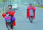 昨天，武汉街头，两位女士着冬装骑电动车。记者胡伟鸣 摄 - 新浪湖北