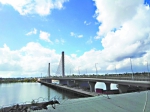 蓝天白云下，已建成的尼雷尔大桥，分外美丽    特派坦桑尼亚记者谷萍 摄 - 新浪湖北