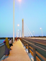 傍晚，当地居民在大桥上看风景　特派坦桑尼亚记者谷萍 摄 - 新浪湖北