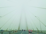 昨天，江城被大雾所笼罩。图为二七长江大桥在大雾中若隐若现。记者周迪 摄 - 新浪湖北