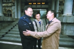 魏志洪和赵茂恩对民警魏炜表示感谢记者陈卓 摄 - 新浪湖北