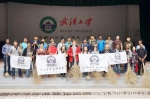 留学生参加校园大扫除活动 - 武汉大学
