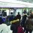 昨天不少上班族选择搭乘地铁出行。 记者詹松 摄 - 新浪湖北