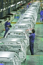 武汉神龙汽车有限公司总装生产线上，工作人员正在忙碌。记者陈卓 摄 - 新浪湖北