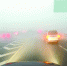 昨日清晨6时40分，由于出现能见度不足50米的大雾，车辆缓慢行驶在武汉三环线上     记者周超 摄 - 新浪湖北