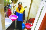 住户使用多个面盆接水备用。记者杨涛 摄 - 新浪湖北