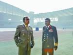 国际军体主席艾尔西诺(右)一行查看武汉体育中心场馆设施    记者胡冬冬 摄 - 新浪湖北