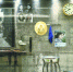 六渡桥站艺术橱窗展示着一家老理发店里的场景　　记者李永刚 摄 - 新浪湖北