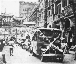 1929年，穿过中山大道的1路公交开线，披红挂彩驶上街头 记者李永刚翻拍 - 新浪湖北