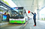即将行驶在BRT线路的驾驶员轮流实操 记者张宁 摄 - 新浪湖北
