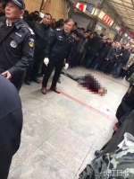 武汉男子被当街割喉鲜血喷洒一地 嫌犯已被抓(图) - 新浪湖北