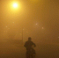 日，北京市民在雾霾中出行，能见度极低。中新社记者 刘关关 摄 - 新浪湖北