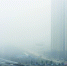 昨天，江城遭遇雾霾笼罩，城市建筑物在雾霾中若隐若现。记者李子云 摄 - 新浪湖北