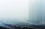 昨天，江城遭遇雾霾笼罩，城市建筑物在雾霾中若隐若现。记者李子云 摄 - 新浪湖北