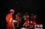 消防官兵准备救援器材 - 新浪湖北