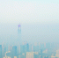 昨晨，被大雾笼罩的江城。记者周迪 何晓刚 摄 - 新浪湖北