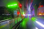 昨夜，雄楚BRT车站调试灯光 记者陈卓 摄 - 新浪湖北