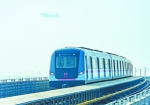昨天，一列地铁驶往天河机场。记者周迪 摄 - 新浪湖北