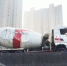 搅拌车已经被扶正，正准备被拖走。记者杨荣峰 摄 - 新浪湖北