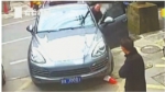 11月24日，保时捷司机把车停在市中医院门口后随即离开 视频截图 - 新浪湖北