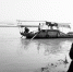 木船在江中打捞溺水老人。记者李爱华 摄 - 新浪湖北