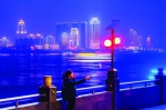 市民昨晚在武昌江滩欣赏沿江美景    记者胡九思 摄 - 新浪湖北