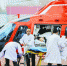 昨日下午，来自十堰的患者通过直升机紧急转运到协和医院进行治疗    记者胡冬冬 摄 - 新浪湖北