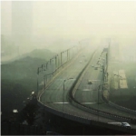 昨天，城市建筑物在雾霾中若隐若现。记者李子云 摄 - 新浪湖北