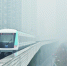 昨天，雾霾笼罩江城，在汉口大智路地铁站看到，列车好似从浓雾中穿越出来一般。记者詹松 摄 - 新浪湖北