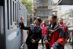 雷亚红和队员们巡查中发现一处安全隐患(应后威摄) - Hb.Chinanews.Com